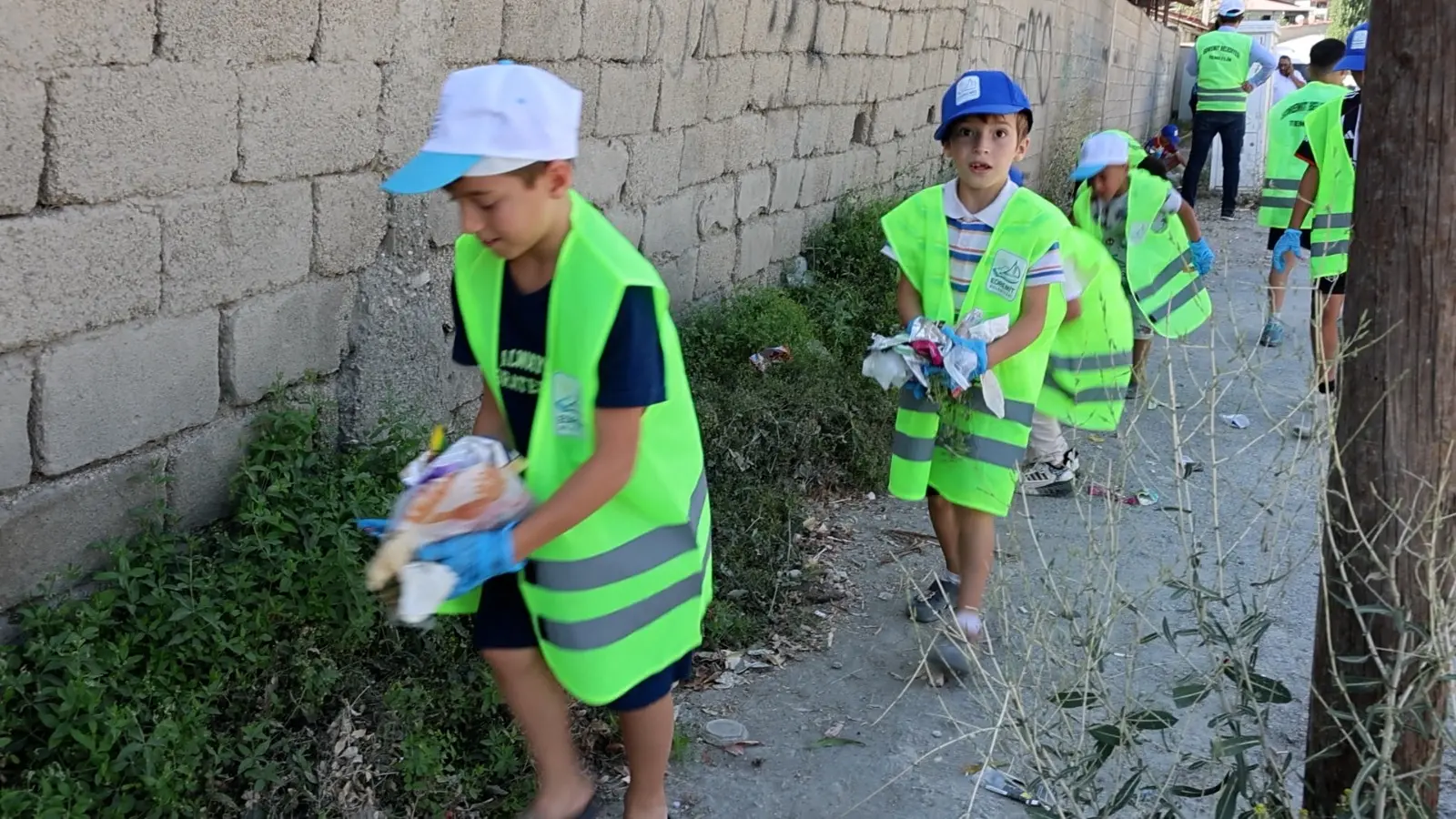 🧹 Kolektif Emekle Temiz Kentler Kampanyamız Selahattin Eyyubi ve Kurubaş Mahallelerinde Devam Etti
