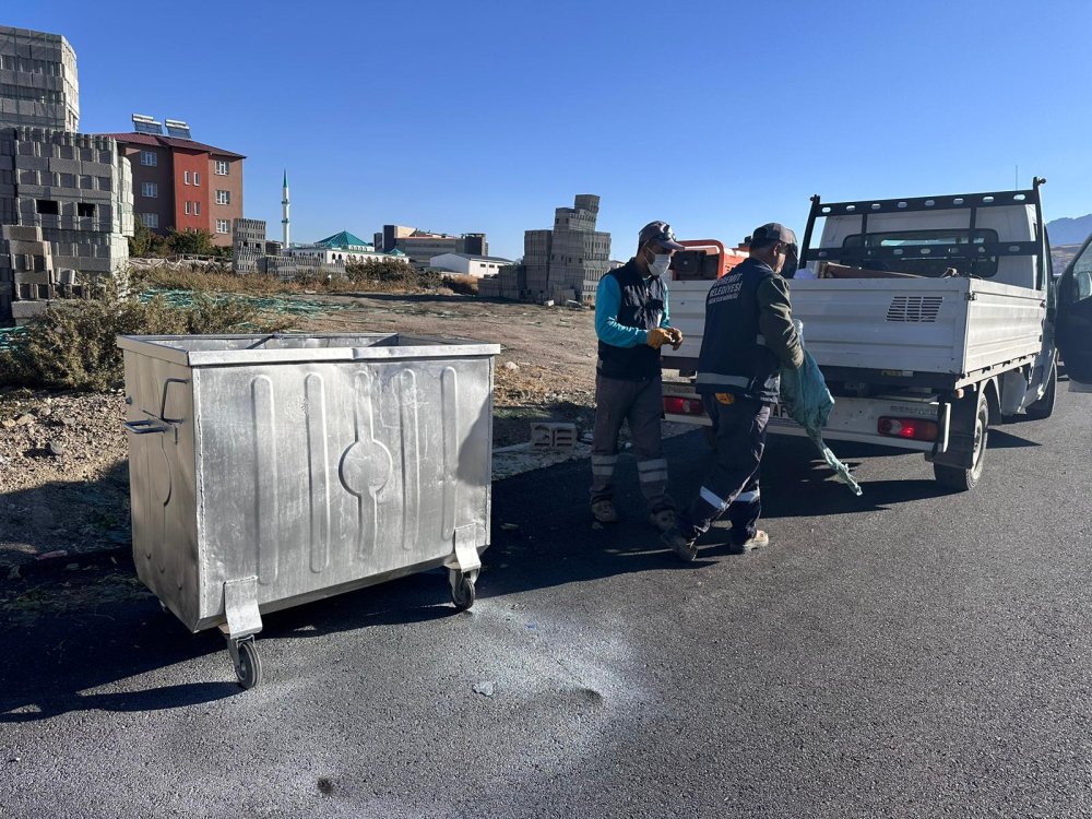 Çöp konteynerlerini öz kaynaklarıyla tamir ediyoruz