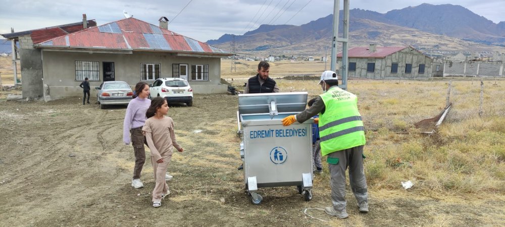 Çöp konteynerlerini yenileniyoruz