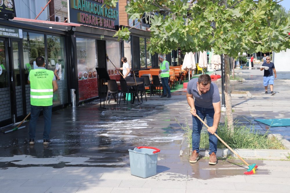 Halk-belediye birlikte caddeleri temizledi