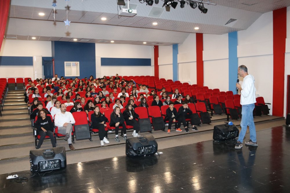 Öğrencilere geri dönüşüm semineri vermeye başladık