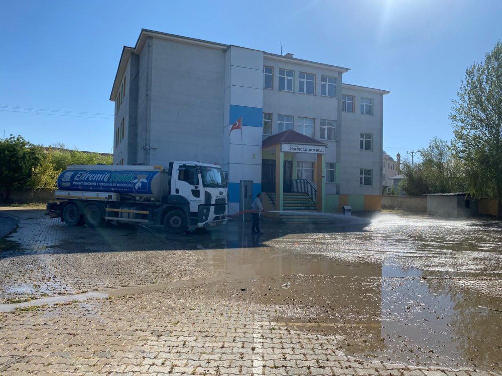 Okul bahçeleri yıkanıyor